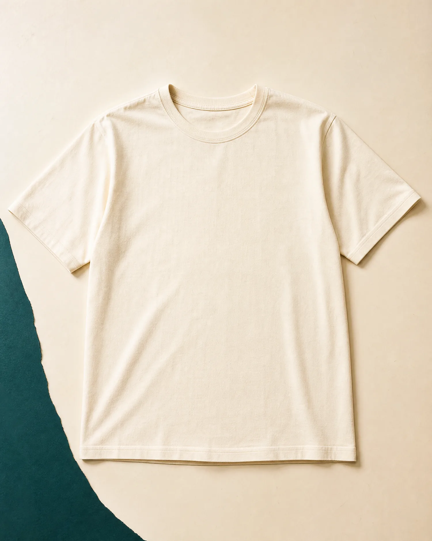 Mockup neutro de camiseta cor de marfim, sem estampa ou logotipo