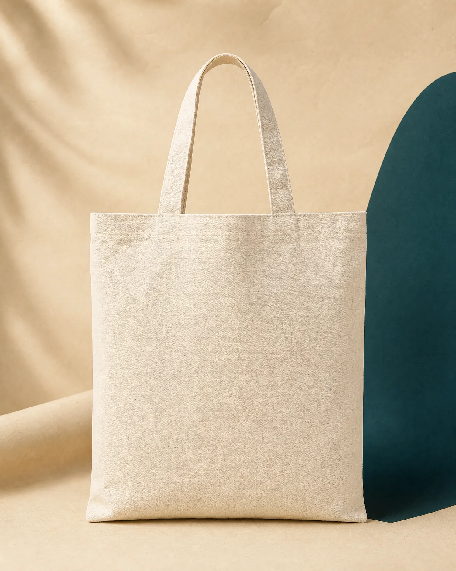 Mockup neutro de ecobag de lona natural, sem estampa ou logotipo